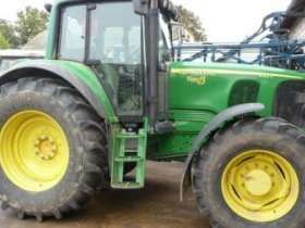 Widok z boku ciągnika John Deere 6920 używany.