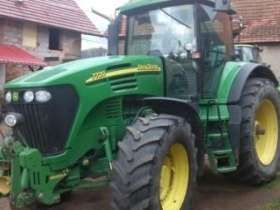 Widok z przodu i z boku ciągnika John Deere 7720.