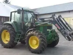 Widok z boku ciągnika uzywanego John Deere 6900, z ładowaczem.