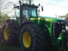 Widok z przodu i od strony pasażera ciągnika John Deere 8320.