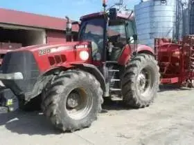 Bok ciągnika używanego marki CASE model Magnum 280