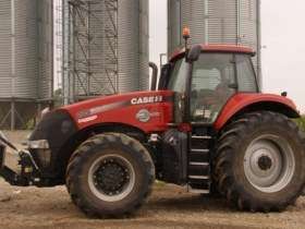 Na tle silosów stoi ciagnik CASE IH Magnum 235