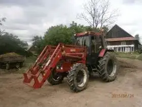 Na gospodarstwie stoi ciągnik CASE 856 z ładowaczem czołowym 