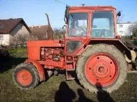 Czerwony używany w dobrym stanie ciągnik rolniczy MTZ 82 