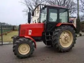 Lewy bok ciągnika rolniczego MTZ 82TS