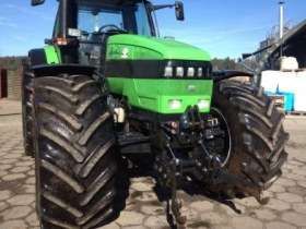 Używany ciągnik Deutz-Fahr Agrotron L 720 rok produkcji 2010 zdjęcie z przodu na utwardzonym placu