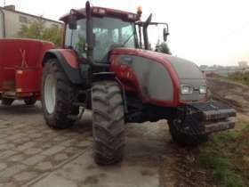 Przód ciągnika rolniczego Valtra T 120 