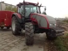 Przód ciągnika rolniczego Valtra T 120 