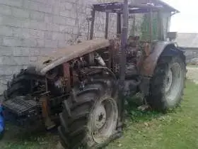 Spalony ciągnik rolniczy Same 130 KM