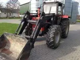 Używany ciągnik rolniczy Same Leopard 85 zamontowaną łyżką do materiałów sypkicj 
