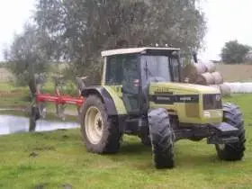 Ciagnik rolniczy Same Hurlimann 6135xb z zamontowany 4 - skibowym pługiem  