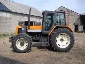 Pomarańczowy zadbany używany ciągnik marki Renault 110.54
