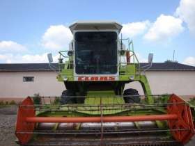 Używany Kombajn zbożowy Claas Dominator 76 z hederem widok z przodu