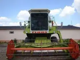 Używany Kombajn zbożowy Claas Dominator 76 z hederem widok z przodu