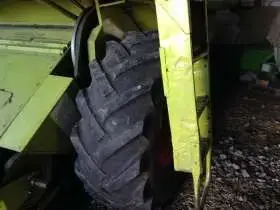 Widok na koło w używanym kombajnie Claas 