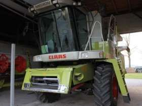 Używany Kombajn zbożowy Claas Medion 310 2005 r widok z przodu zdjęcie pod wiatą