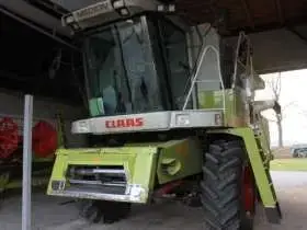 Używany Kombajn zbożowy Claas Medion 310 2005 r widok z przodu zdjęcie pod wiatą