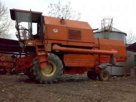 lewa strona kombajn zbożowy używany Bizon Rekord Z058 1986 r z kabiną