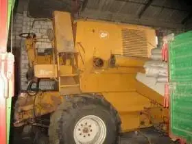 używany kombajn zbożowy Bizon Z 056 1983 r kolor żółty bez kabiny w dobrym stanie