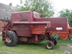 używany kombajn zbożowy Bizon Z 056 1986 r bez kabiny z rozdrabniaczem widok od lewej strony