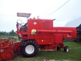 używany kombajn zbożowy BIZON Z 056 1990 r zdjęcie z lewej strony kolor czerwony bez kabiny