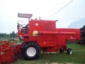 używany kombajn zbożowy BIZON Z 056 1990 r zdjęcie z lewej strony kolor czerwony bez kabiny