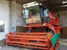 bardzo zadbany używany kombajn zbożowy Bizon Rekord 1989 r kolor czerwony