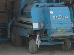 niebieski używany kombajn zbożowy Bizon Z-110 Hydrostatic sieczkarnią do słomy