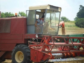 używany kombajn zbożowy Bizon Z 056 1986 r podczas pracy w polu rozładunek