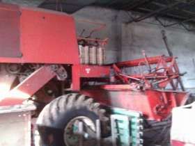 używany kombajn zbożowy Bizon Z 056 1982 r kolor czerwony bez kabiny