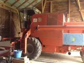do sprzedania używany kombajn zbożowy Bizon Z056 1982 rok kolor czerwony z kabiną