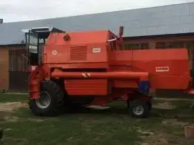 czerwony używany kombajn zbożowy bizon Rekord Z 058 1990 r z kabiną