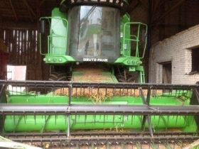 Zielony używany kombajn zbożowy Deutz-Fahr 5660 H rok produkcji: 2009 zdjęcie kabiny i hedera korbanek.pl
