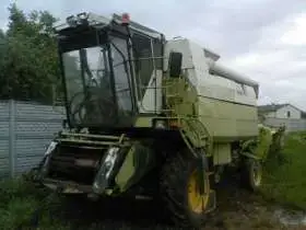 Widok z boku używanego kombajnu do zboża FORTSCHRITT 1989 r super cena okazja korbanek.pl