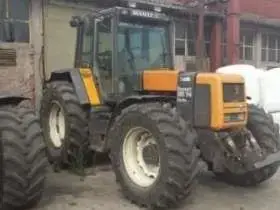 Żółty ciągnik Renault używany z 1994 roku 