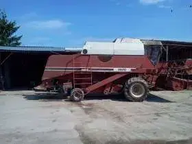 Widok z boku używanego kombajnu zbożowego firmy laverda typ 3600 maszyny używane w super cenach korbanek.pl