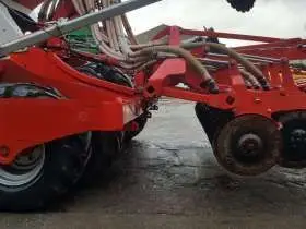 Używany Pottinger Terrasem R3 na utwardzonym podłożu