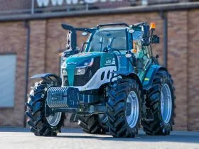 Ciągnik rolniczy marki AUPAX model 5130 ADVANCED Stage V widok na lewą stronę z przodu