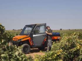 UTV Corvus Terrain na polu