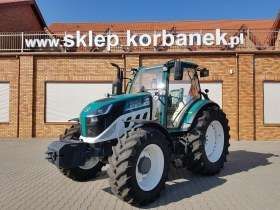 Ciagnik Arbos 5130 wersja 136 konna na tle magazynu czesci firmy korbanek