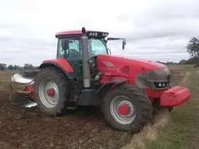 Używany ciągnik rolniczy McCormick ZTX260 podczas pracy w polu przy orce 