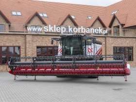 Kombajn Rostselmash Torum stojacy na utwardzonym placu korbanek.pl.