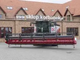 Kombajn Rostselmash Torum stojacy na utwardzonym placu korbanek.pl.
