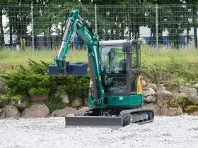 Minikoparka Lovol FR36F-u od przodu