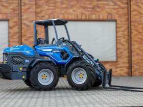 Multione seria 11 Kohler widok z boku maszyna skręcona kabina ramie koła widły paletowe