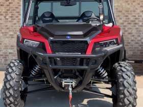 Ciągnik rolniczy quad Polaris GENERAL XP 1000 DELUXE Limited EPS ABS widok na przód czerwonego atv