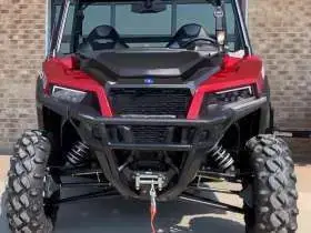 Ciągnik rolniczy quad Polaris GENERAL XP 1000 DELUXE Limited EPS ABS widok na przód czerwonego atv