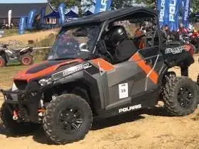 Pomarańczowo - czarny Quad Polaris GENERAL 1000 EPS DELUXE z oferty spółki Korbanek  widok na przód pojazdu 