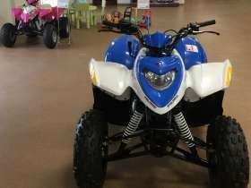 Niebieski atv Quad Polaris Phoenix 200 z żółtymi dodatkami z oferty korbanek.pl