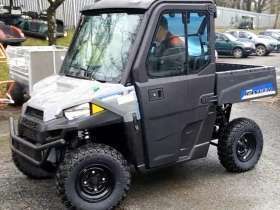 Grafitowy ciągnik rolniczy quad Polaris RANGER Mid Size EV atv widok na przód pojazdu z oferty www.korbanek.pl